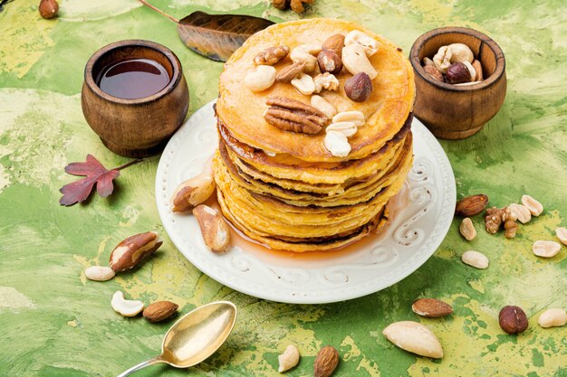 Platte mit leckeren Pfannkuchen