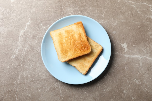 Platte mit leckeren Toasts auf grauem Hintergrund, Draufsicht