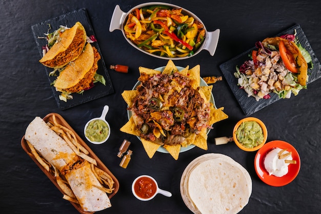 Platte mit Nachos inmitten mexikanisches Essen