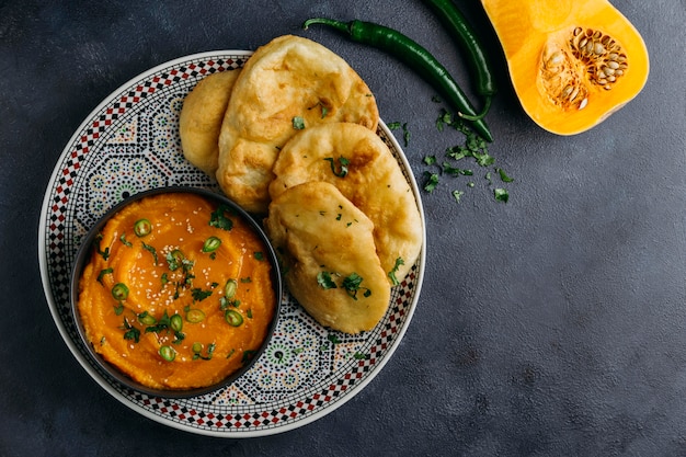 Platte mit pakistanischem Essen Draufsicht