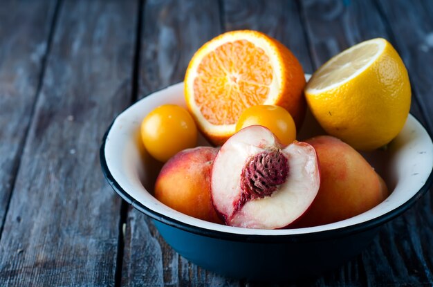 Platte mit Pfirsich, Zitrone und Orange