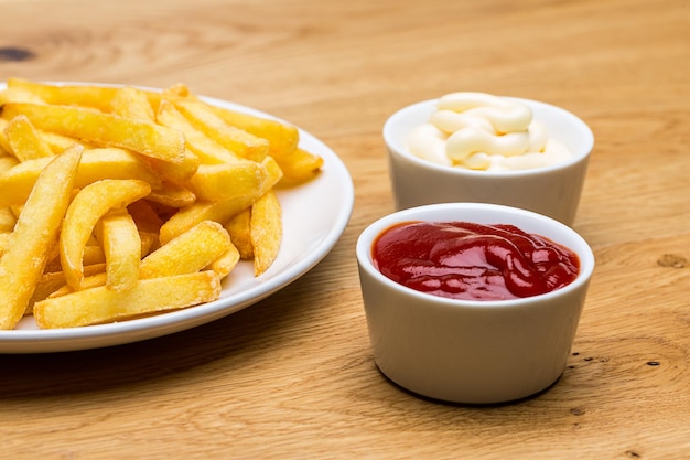 Platte mit Pommes und Saucen