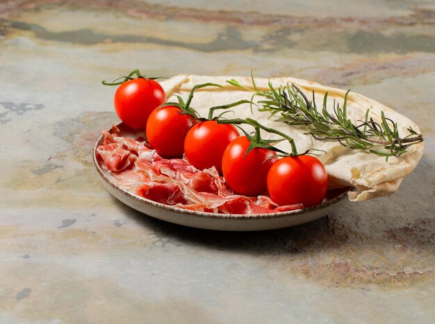 Platte mit Prosciutto Parma und Tomaten