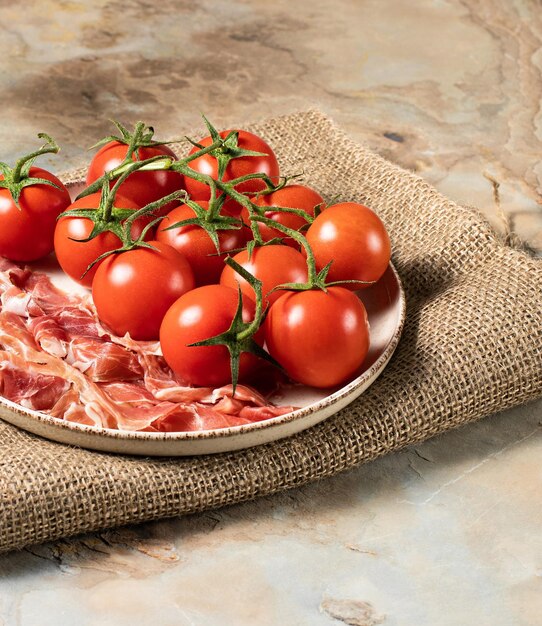 Platte mit Prosciutto Parma und Tomaten