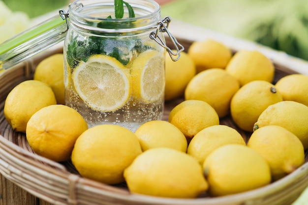 Platte mit reifen frischen Zitronen und Limonaden-Vitamine-Konzept