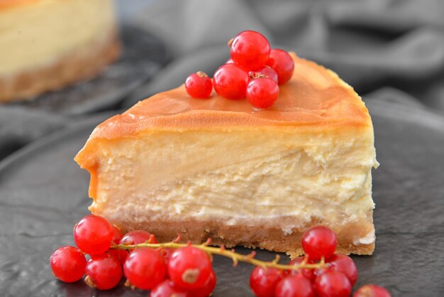 Platte mit Stück leckerem Käsekuchen, Nahaufnahme