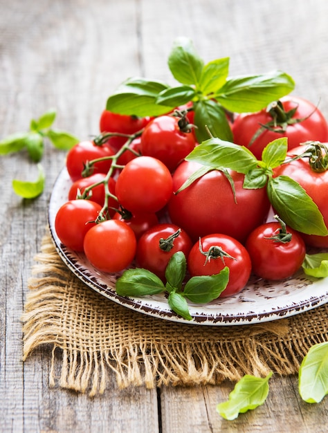 Platte mit Tomaten