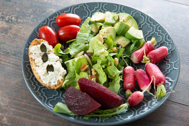 Platte mit vegetarischem Salat des natürlichen organischen Gemüses