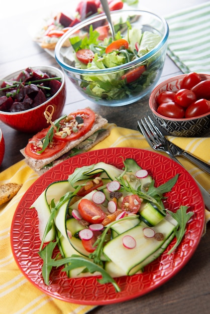 Platte mit vegetarischem Salat des natürlichen organischen Gemüses