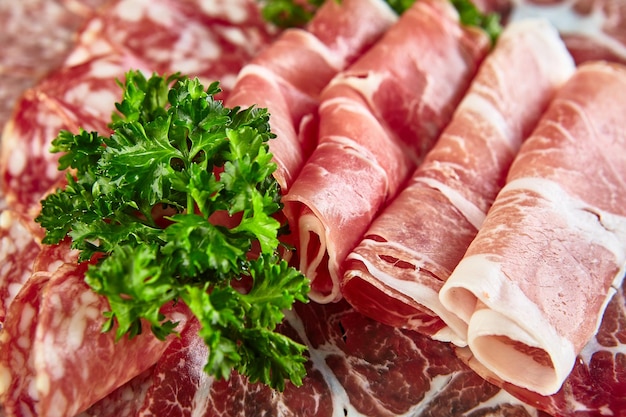 Platte mit verschiedenen Arten von geräucherten Würsten, Salami und Fleisch