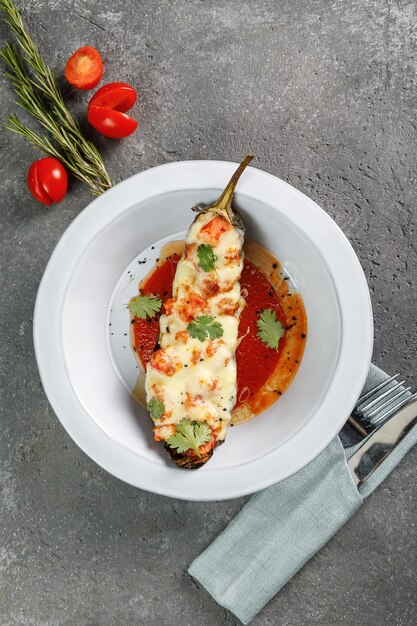 Platte mit verzehrfertigen Auberginen mit Käse an der Spitze