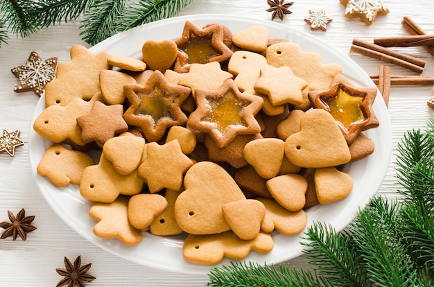 Platte voll des frisch gebackenen Weihnachtslebkuchens auf weißem hölzernem.