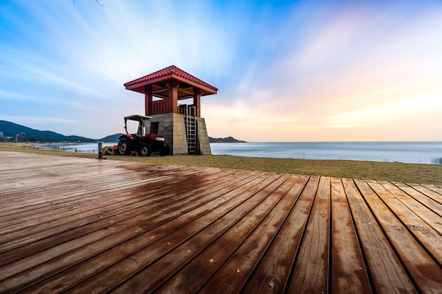 Platz am Meer und Parkplatz aus Holz