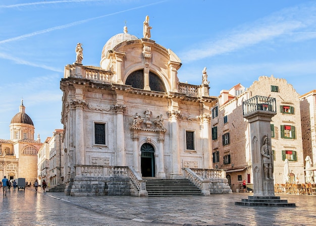 Platz an der St. Blasius-Kirche und Menschen in der Stradun-Straße in der Altstadt von Dubrovnik, Kroatien