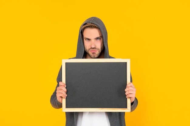 Platz für nützliche Informationen. werbung kopierraum. Ihr Marketingdesign. Mann hält Tafel. Kerl machen Ankündigung. Mann hinter Tafel.