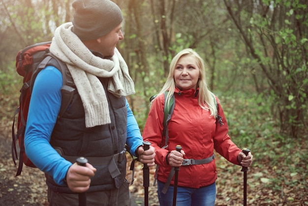 Plaudern beim Wandern im Wald