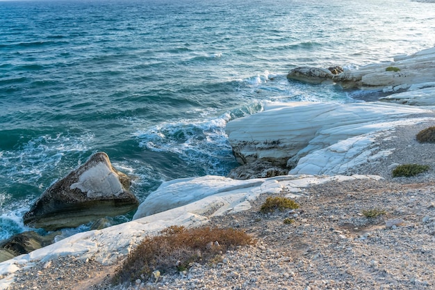 Playa de acantilados blancos en la isla de Chipre