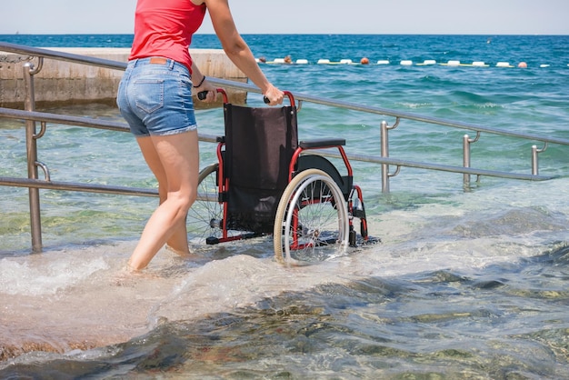 Playa accesible con silla de ruedas con rampa para personas con discapacidad.