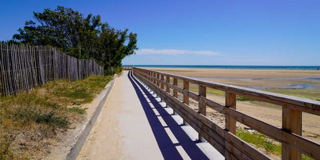 Playa de acceso de madera en pontón de arena en Jard-sur-Mer en vendee france