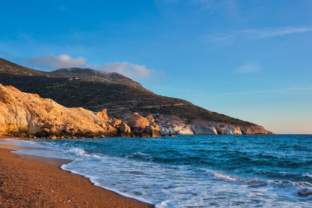 Playa de agios ioannis al atardecer isla de milos grecia