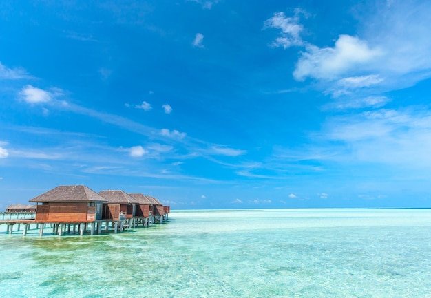 playa con agua bungalows Maldivas