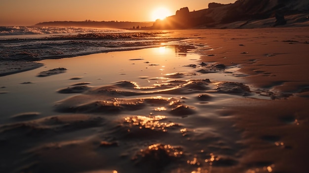 Una playa con agua y la puesta de sol.