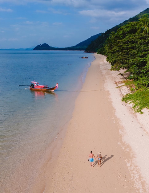 Playa con aguas cristalinas y cielo azul en la provincia de Koh Libong Trang, Tailandia Mar de Andamán