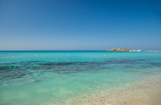 Playa con aguas cristalinas