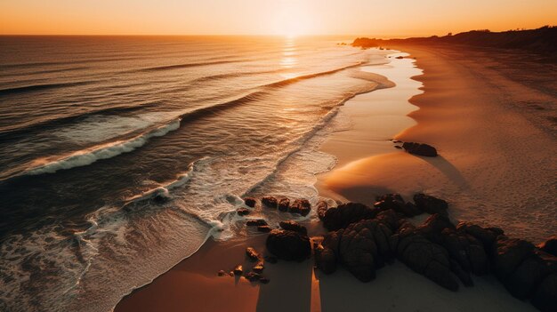 Una playa al atardecer con la puesta de sol sobre el océano.