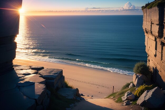 Una playa al atardecer con vista al océano y la puesta de sol en el horizonte.