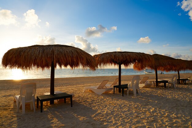 Playa del amanecer de la Riviera Maya en México