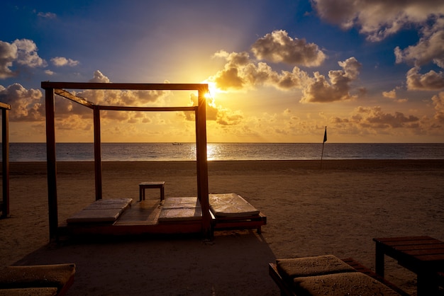 Playa del amanecer de la Riviera Maya en México