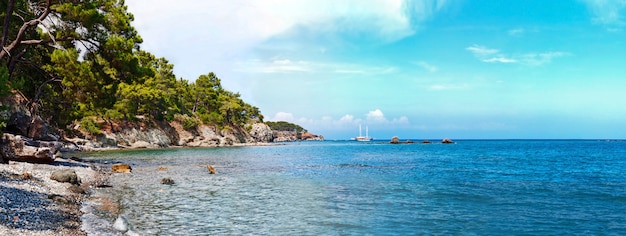 Playa de Antalya con mar Mediterráneo en Turquía