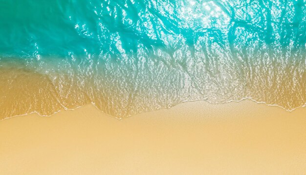 Playa de arena abstracta desde arriba con ola de agua transparente azul claro y luces de sol