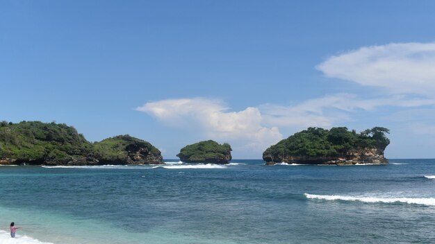 Foto playa de arena y algunas islas pequeñas