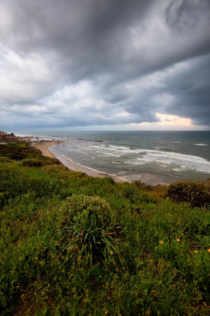 Playa de arena durante un amanecer nublado Israel