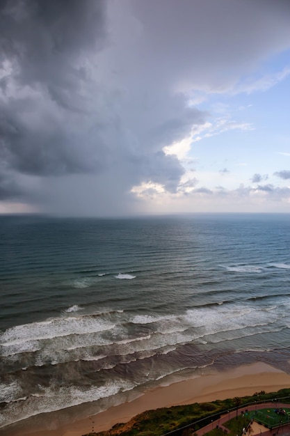 Playa de arena durante un amanecer nublado Israel