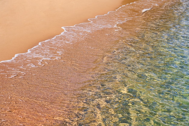 Playa de arena en la bahía