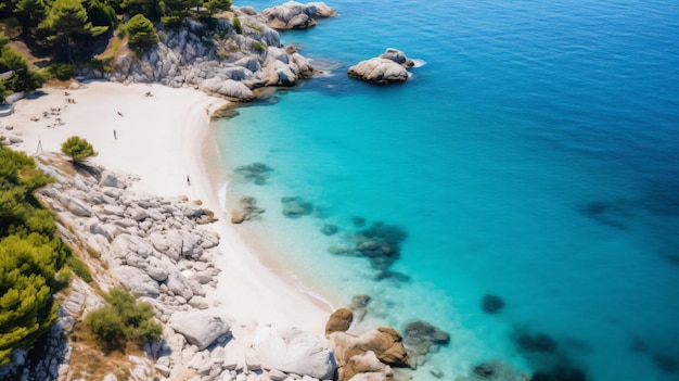 Una playa de arena blanca y agua azul