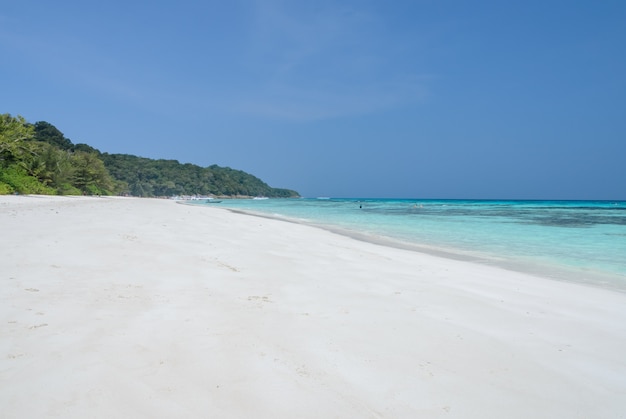 Playa de arena blanca de aguas cristalinas tropicales en la isla de Tachai, Tailandia