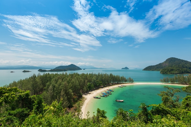 Playa de arena blanca y bote de cola larga en la isla Kham-Tok (koh-kam-tok)