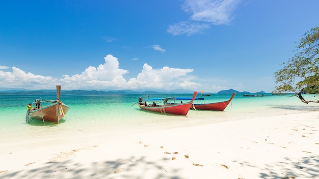 Playa de arena blanca y bote de cola larga en la isla de Khang Khao (isla de Bat), la hermosa provincia de Ranong en el mar, Tailandia