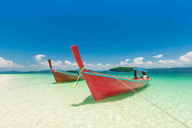 Playa de arena blanca y bote de cola larga en la isla de Khang Khao (isla Bat), el hermoso mar Ranong Prov