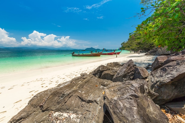 Playa de arena blanca y bote de cola larga en la isla Khang Khao (isla Bat)