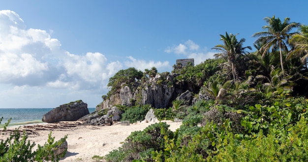 Una playa de arena blanca se encuentra con un mar azul cristalino del Caribe en Tulum, México