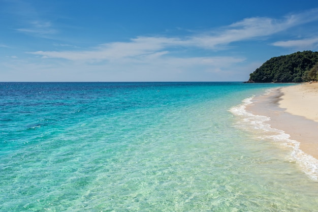 Playa de arena blanca de la isla koh rok