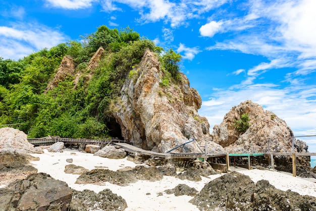 Playa de arena blanca con mar azul en KohKham.