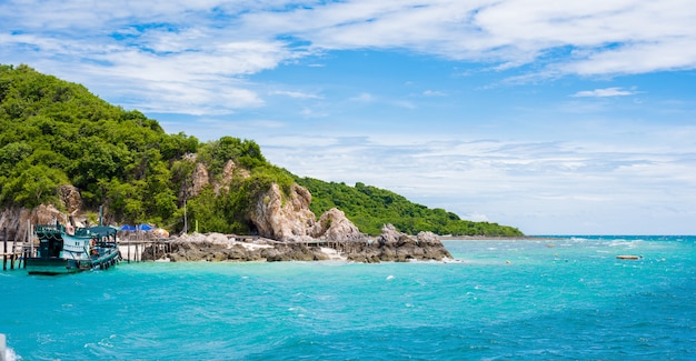 Playa de arena blanca con mar azul en KohKham.