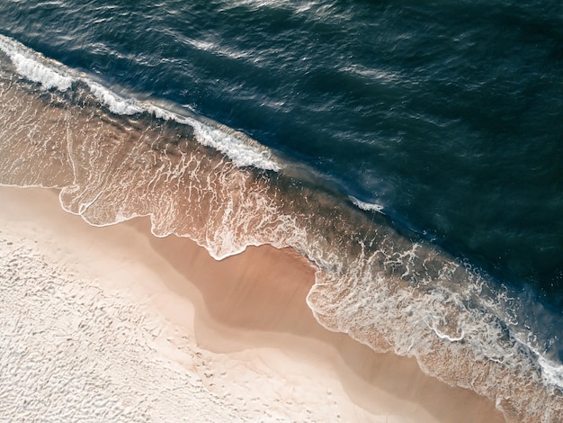 Playa con arena blanca y mar azul Vista aérea de arriba hacia abajo