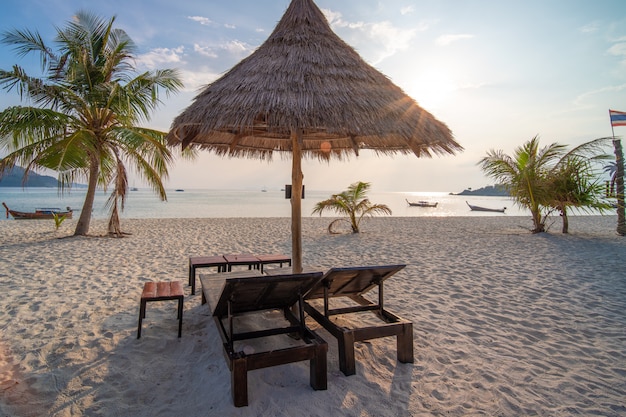 Playa de arena blanca con sombrilla de madera en la isla de Lipe Tailandia